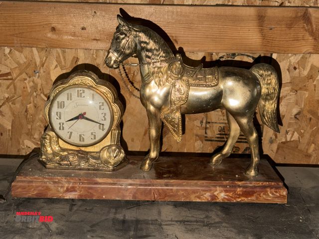Lot 1-8334 - (1) vintage collectible horse themed mantle clock.