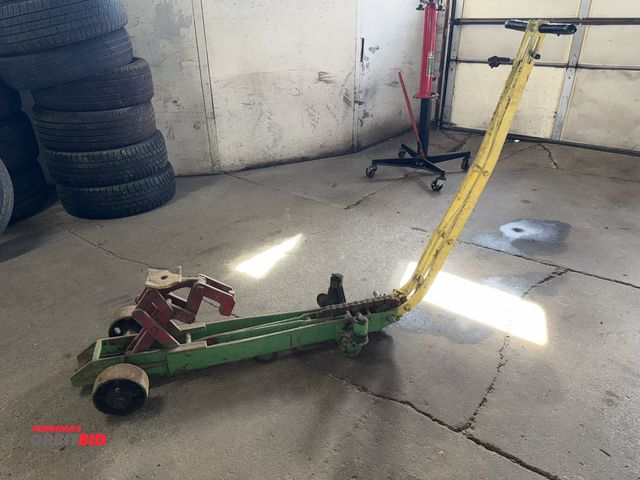 Lot 1-1101 - (1) vintage unknown capacity mechanical floor jack, in working condition.