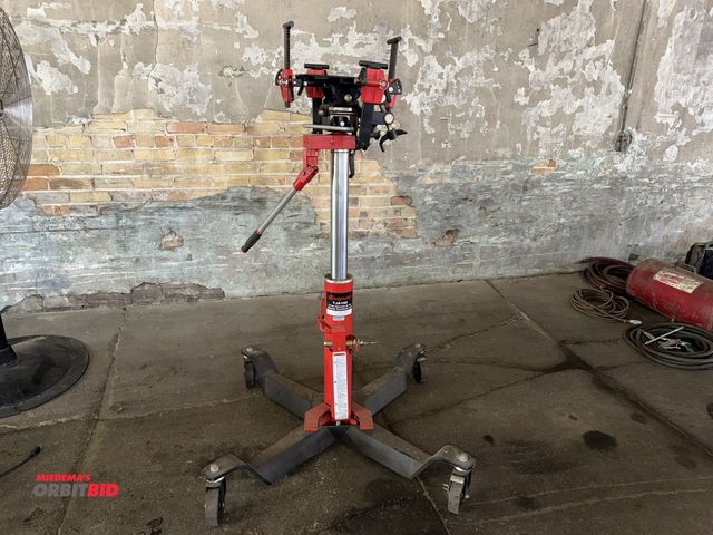 Lot 1-1112 - (1) Snap-On, model TJA, 1000, 1/2-ton capacity telescopic air and hydraulic transmission jack with f...