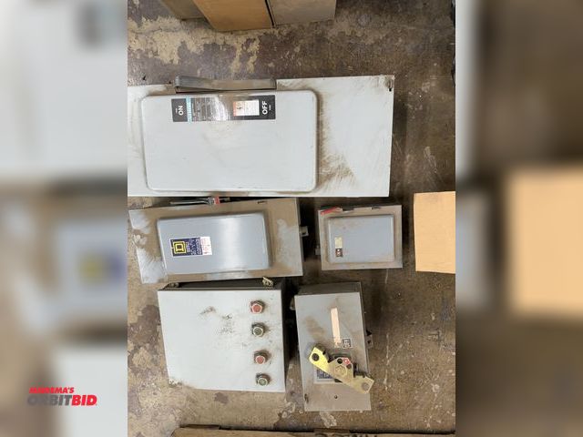 Lot 1-16790 - (4) assorted safety switches, includes Siemens 200 amp, 3 phase, Square-D, 100 amp, 3 phase, Square-...