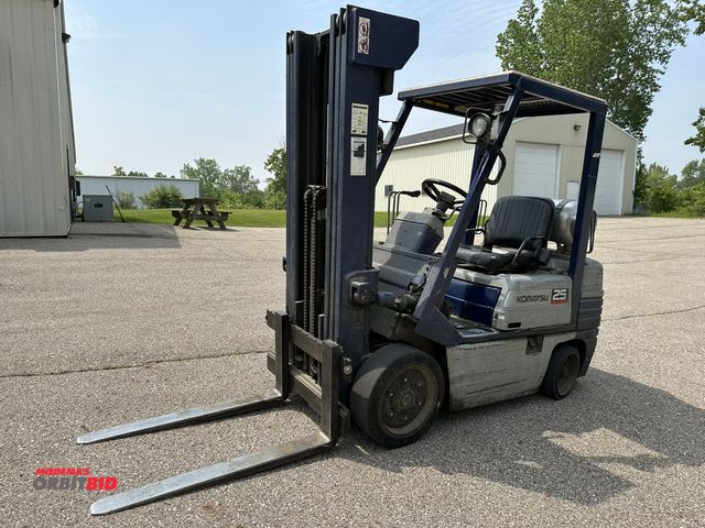 Lot 1-17815 - (1) Komatsu, model FG25ST11, 4200 lb. capacity, propane type forklift, S/N 402271A, 188 max lift hei...