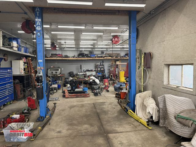 Lot 1-601 - (1) Atlas, model GH-9000, 9000 lb. capacity lift, 220V, single phase, gross weight is 1500 lbs., 3 H...