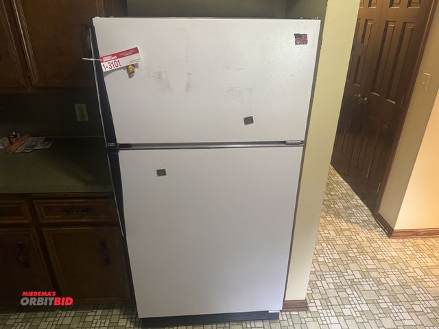 Lot 1-3101 - (1) Amana refrigerator/freezer 32" wide x 26" deep x 30" to handles x 65" tall.