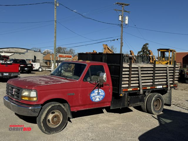 Lot 1-18260 - 1993 Ford Stake Truck F Super Duty manual 4-speed transmission with overdrive, bench seat, work truc...