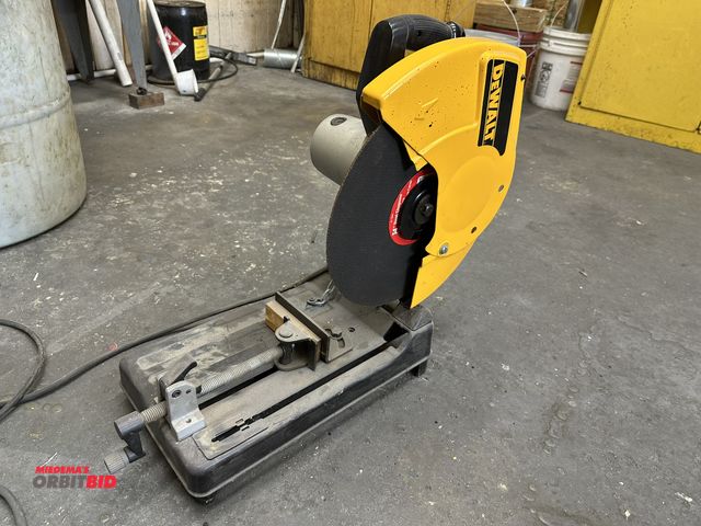 Lot 1-17798 - (1) DeWalt, model DW870, 120V/3800 RPM, 14" chop saw, S/N 30194.