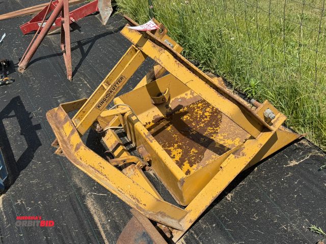 Lot 1-8132 - (1) King Kutter, 3 pt., 30" wide dirt scoop attachment with reversible bucket design.