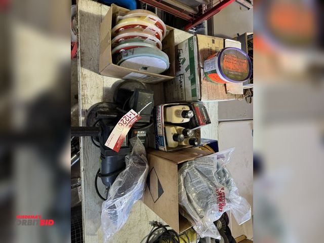 Lot 1-12260 - (1) WEN 7" sander/polisher, (1) Black &amp; Decker sander/polisher, includes assorted Meguiars waxes...