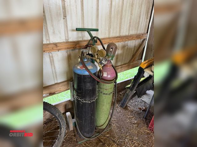 Lot 1-8504 - (1) oxygen/acetylene torch cart set up, includes 30" tall acetylene, and 30" tall oxygen tank, (2) r...