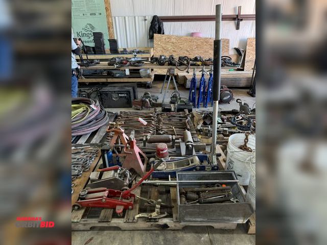 Lot 1-1414 - (1) skid of automotive related items, includes (1) Pittsburgh 2.5-ton rapid pump floor jack, in work...