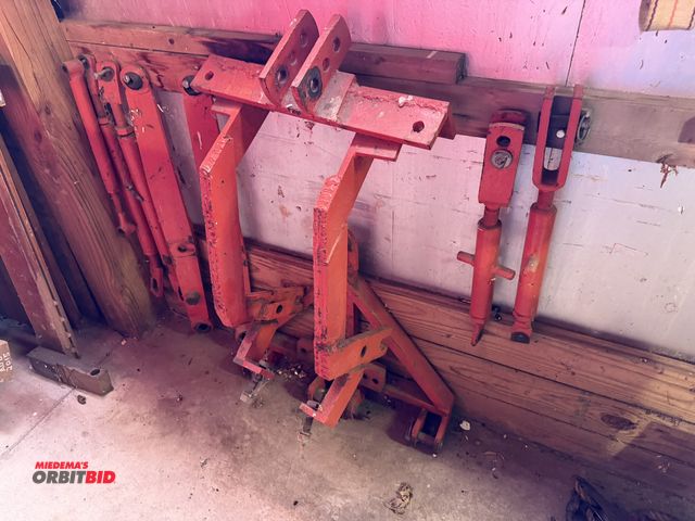Lot 1-12328 - (1) hitch attachment with assorted links for Allis Chalmers tractor.