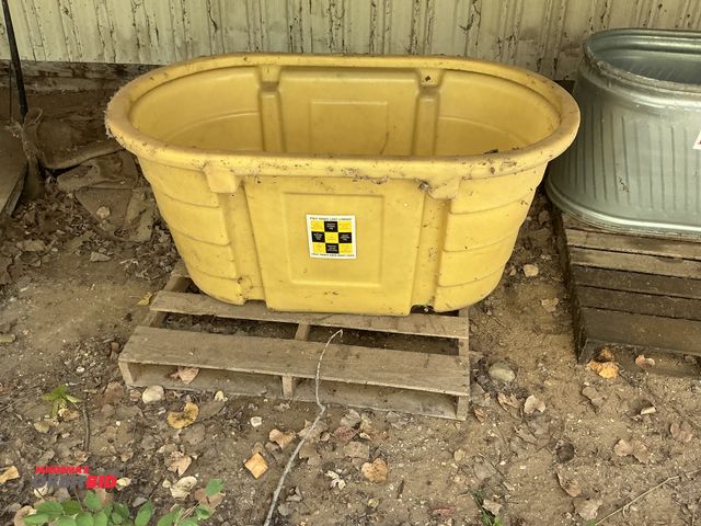 Lot 1-18374 - 150 gallon poly water tank