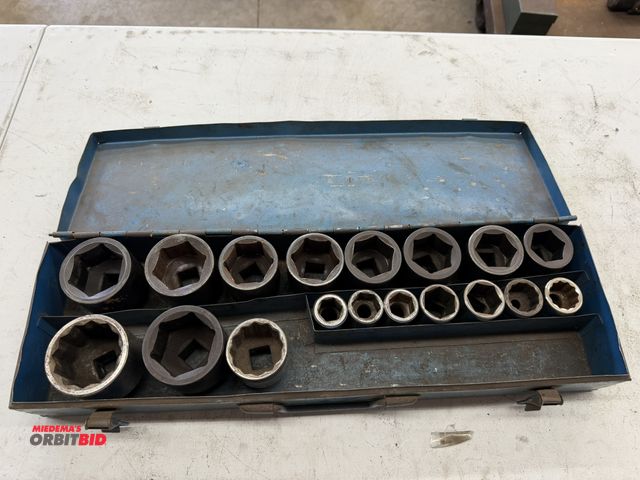 Lot 1-6133 - Lot of assorted sockets, includes Armstrong Impact sockets, includes 1 3/16", and assorted other soc...