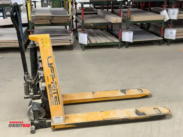 Lot 1-16150 - (1) Lift Rite, model ERGO3000 NOMIC, 3000 lb. capacity, 12V electric, walk behind pallet jack, with ...