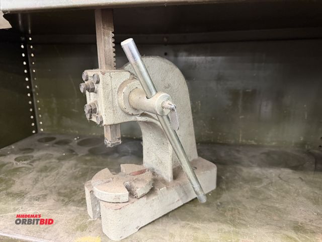 Lot 1-1735 - (1) bench top arbor press, 4" diameter base x 11" height.