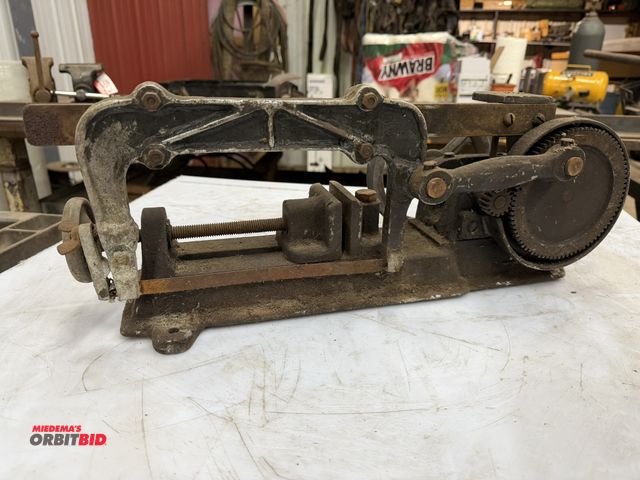 Lot 1-1451 - (1) vintage, belt driven 8" saw, does not include motor, unit turns and operates as expected.