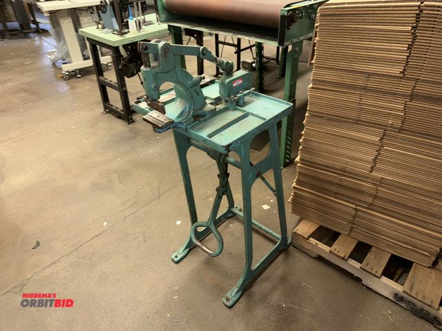 Lot 1-4846 - (1) Scovill Manufacturing Company cutter with foot pedal, model 130LD, S/N 16031, with counter, in w...