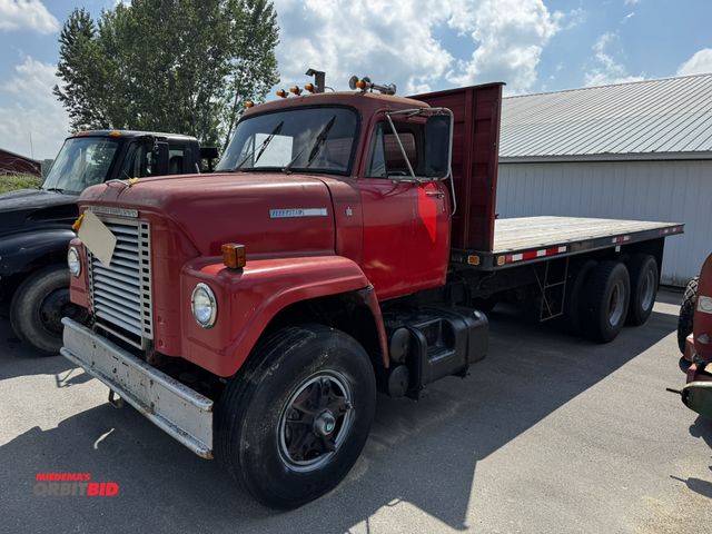 Lot 1-6802 - 1977 International  flatbed Fleetstar 2010 F-2010A tandem axle flatbed truck,  DT466 diesel engine, ...