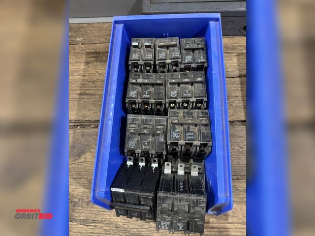 Lot 1-4441 - Large lot of Siemens 2-pole and 3-pole bolt on circuit breakers, includes 20, 30, 50, 60, 90 amp, an...