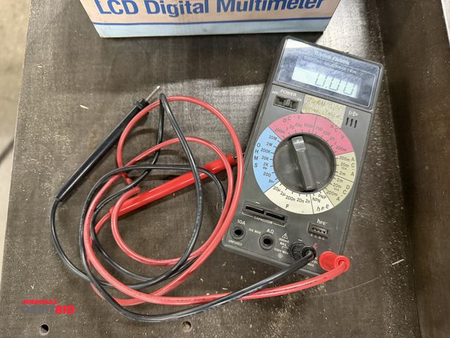 Lot 1-11356 - (1) Radio Shack CAT # 22194 LCD digital muliti meter, in working condition