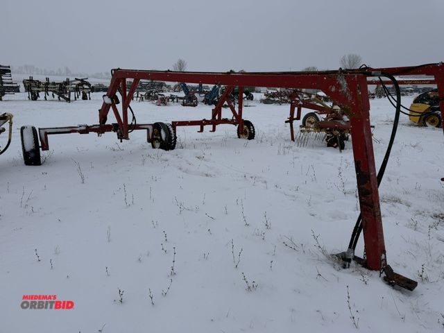 Lot 1-10403 - (1) New Holland hydraulic rake hitch, missing manual jack, no visible model or S/N, single rear hitc...