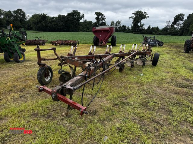 Lot 1-6873 - (1) International 720, 6-point Moldboard plow, 2 point hook up.