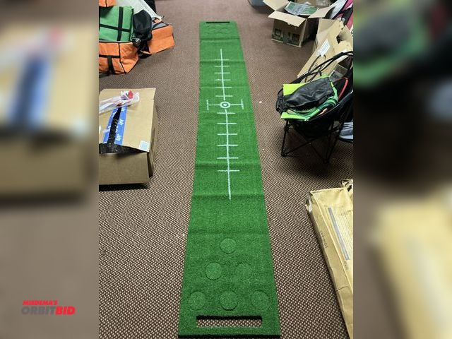 Lot 1-18378 - Chipping Target Net, Putting mat and indoor golf game