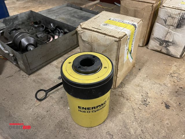 Lot 1-6243 - Lot of (2) Enerpac, model RCH-302, 10,000 PSI max, 30-ton jacks, 1 appears to be new in box, 1 is ou...