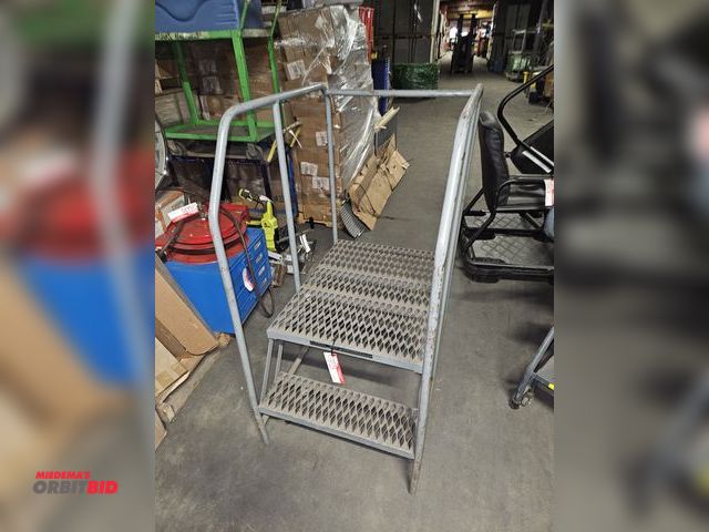 Lot 1-15125 - Lot of (1) 2 Step Metal Ladder