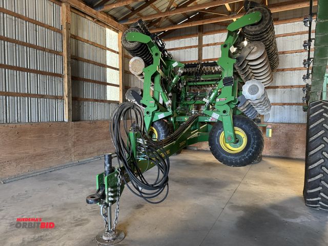 Lot 1-18115 - (1) 2023 John Deere 2680H disc, has rubber wheel rollers, 25' wide with hydraulic jack, 600/50R22.5 ...