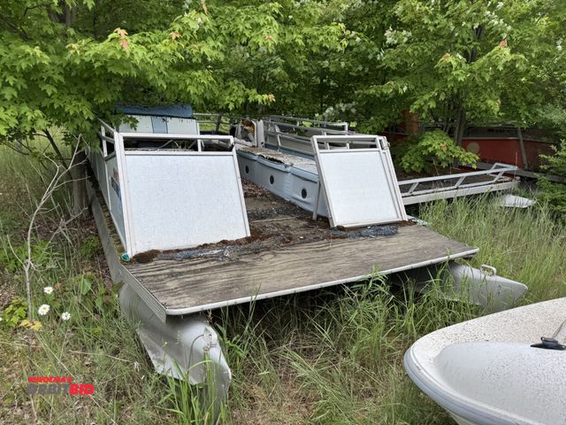 Lot 1-6594 - (1) Voyager approx. 20' pontoon boat, Evinrude Big Twin motor, S/N 71840, severe weather damage, no ...
