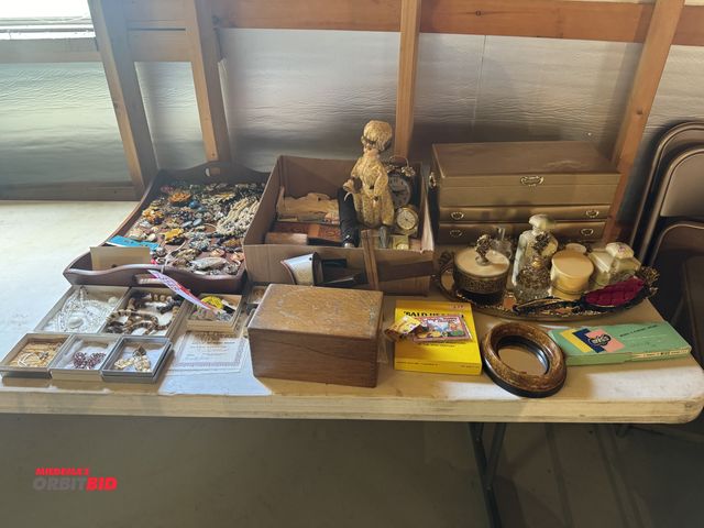 Lot 1-3148 - Assorted jewerly, jewerly boxes, and more
