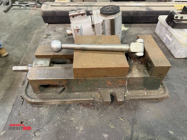 Lot 1-15567 - (1) Auto-Well 6" machinists vise with handle.