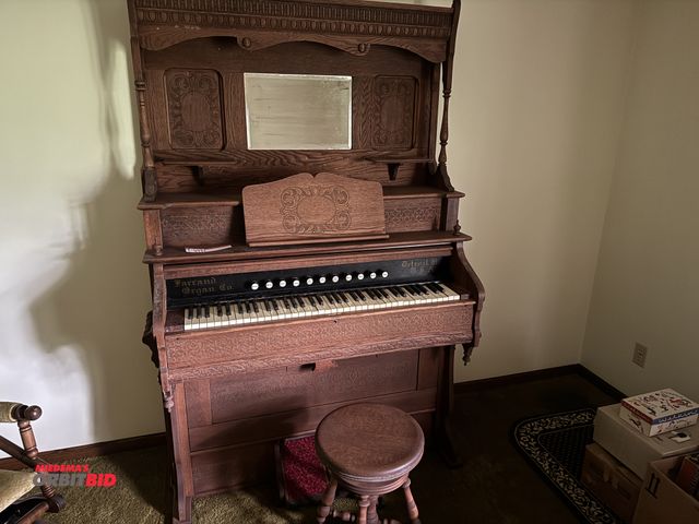 Lot 1-3111 - (1) Farrand organ company organ with wooden chair