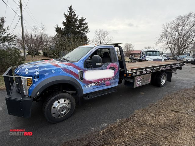 Lot 1-17393 - 2018 Ford F-550 XLT Rollback Tow Truck Single axle, Standard Cab, 6.8L V10 gas engine, automatic tra...