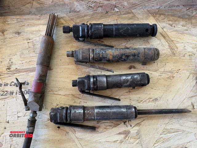 Lot 1-1346 - Lot of (4) various air chisels, and (1) pneumatic needler.