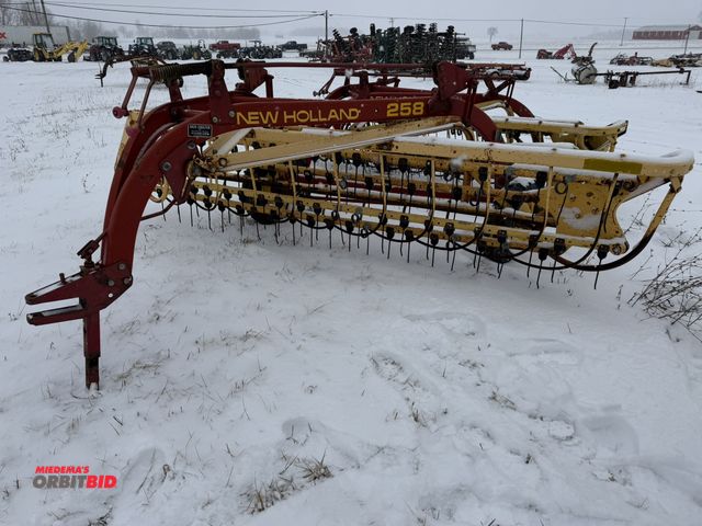 Lot 1-10408 - (1) New Holland, 9', 5-bar hay rake, model 258, ground driven, S/N 1063086.