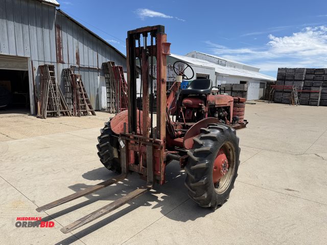 Lot 1-102580 - (1) International BN Tractor Forklift, 4 cylinder gas, 6' mast, narrow rear steer