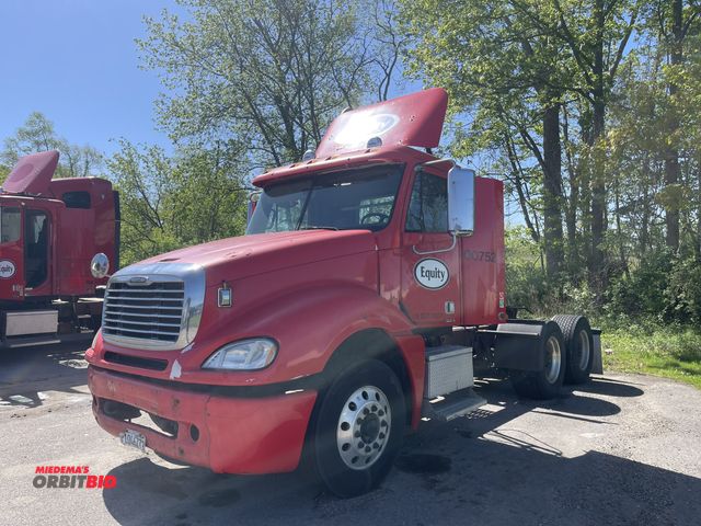 Lot 1-19649 - 2008 Freightliner Columbia Day Cab Tandem axle, 6 x 4 semi tractor, Eaton Fuller manual 10-speed tra...