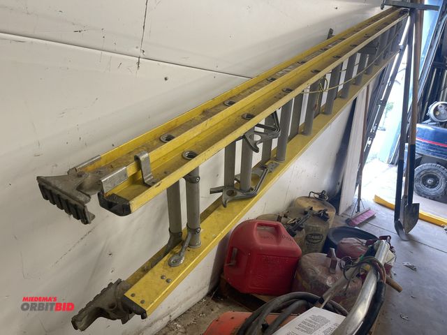 Lot 1-6101 - (1) Louisville, model FE5224, 24' fiberglass extension ladder, 250 lb. rating.