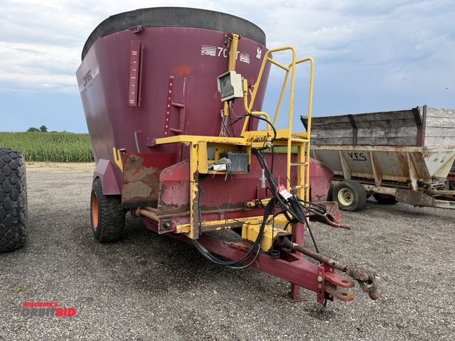 Lot 1-9863 - (1) Supreme 700T Vertical feed mixer wagon, single axle, 1000 PTO, central city scale model 640, SN ...