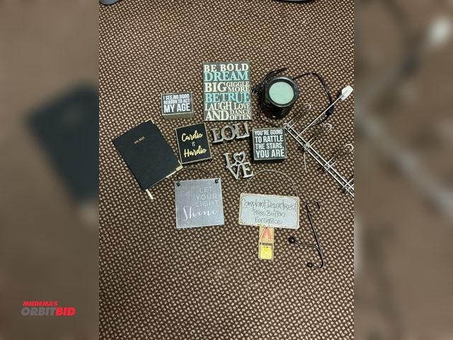 Lot 1-18325 - Lot of decorative signs, over the door hangers, wax warmer