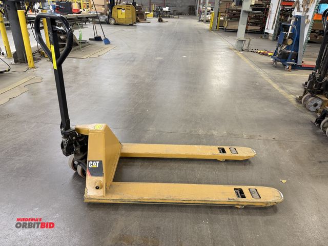 Lot 1-17336 - (1) Cat 5500 lb. capacity hydraulic pallet jack, in working condition.