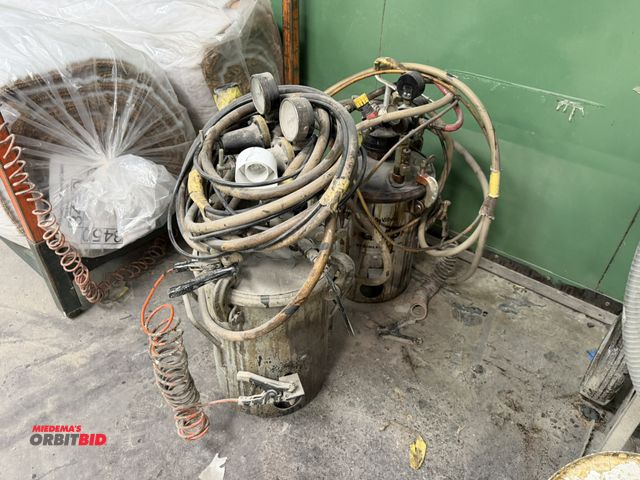 Lot 1-17186 - Lot of (2) approx. 1 gallon capacity paint pots with hoses, regulators, both with a Devilbiss paint ...