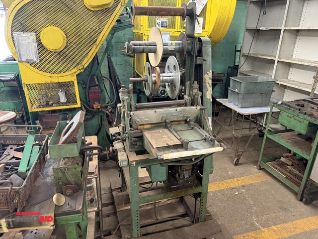 Lot 1-18601 - (1) make and model unknown roller feed table with emergency stop button, no other info available.