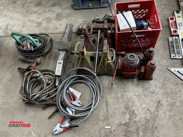 Lot 1-530 - Lot of assorted automotive items, includes (2) 6-ton bottle jacks, (1) 20-ton bottle jack, (4) jack ...
