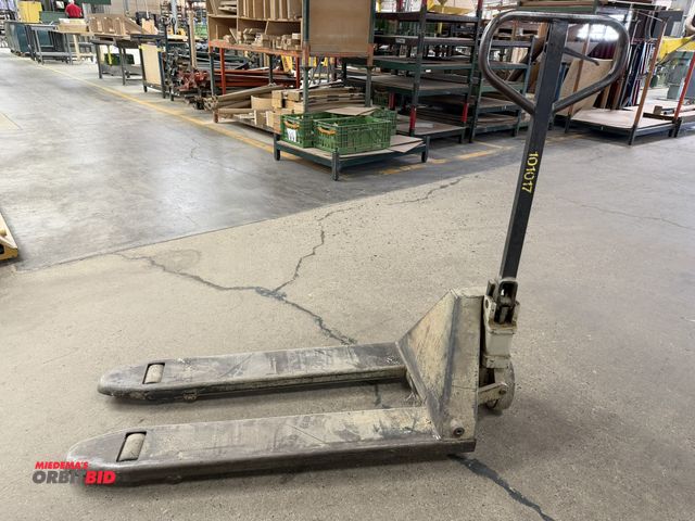 Lot 1-16308 - (1) Crown approx. 3000 lb. capacity hydraulic pallet jack, in working condition.