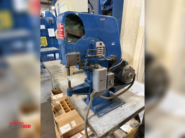 Lot 1-18903 - (1) Chicago Riveter, model 450, S/N 3126-SS, jaws 127, 572 anvil, driver, 115V electric motor, foot ...