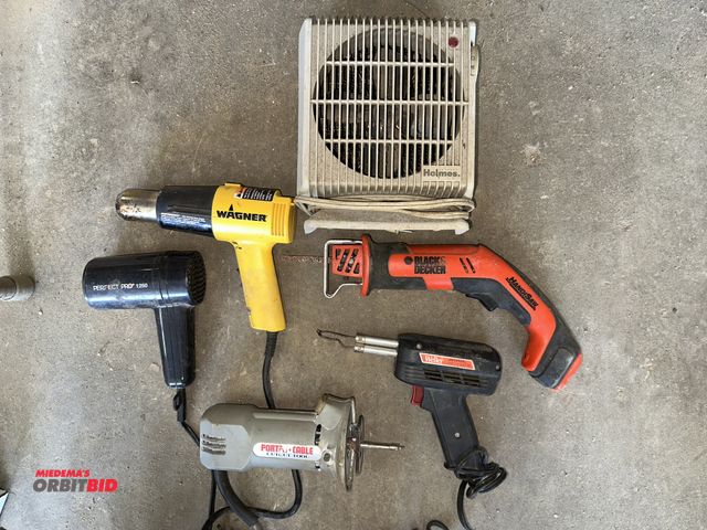 Lot 1-14159 - Lot of assorted tools, includes (1) Black &amp; Decker handy saw (no plug), (1) Porter Cable cut out...