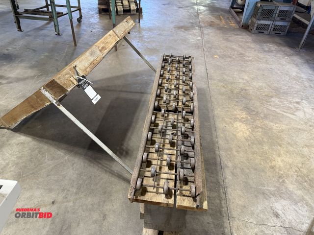 Lot 1-102527 - (1) Roller conveyor and (1) packing table