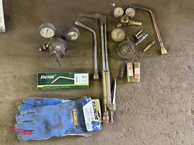Lot 1-18157 - Lot of assorted torch related items, includes (1) pair of Radnor insulated welding gloves, item #640...